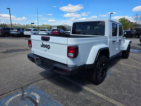 Used 2025 Jeep Gladiator Sport AWD/4WD image 5