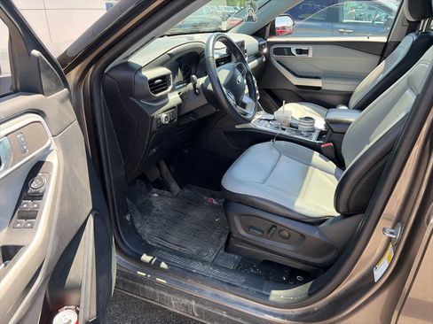 Used 2021 Ford Explorer XLT w/ Equipment Group 202A AWD/4WD image 11