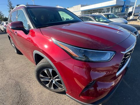 Used 2022 Toyota Highlander XLE AWD/4WD image 3