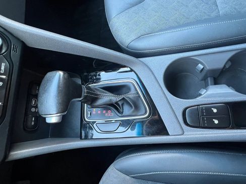 Used 2017 Kia Niro EX FWD image 25
