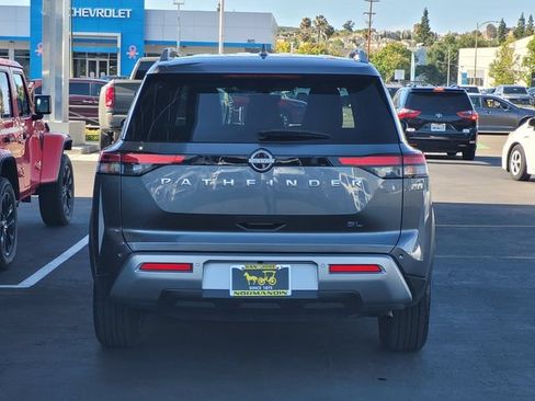 Used 2025 Nissan Pathfinder SL FWD image 5