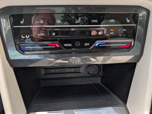 Used 2022 Volkswagen Tiguan SE w/ Panoramic Sunroof Package FWD image 33