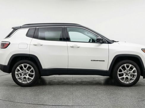 Used 2025 Jeep Compass Limited image 11