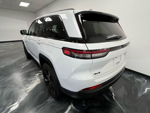 Used 2024 Jeep Grand Cherokee Altitude image 18