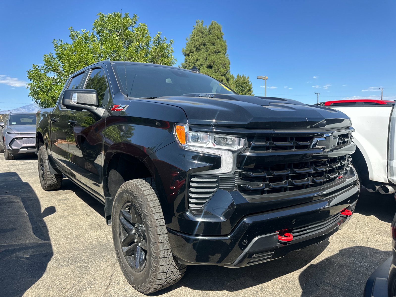 Used 2024 Chevrolet Silverado 1500 LT Trail Boss w/ LT Trail Boss Premium Package AWD/4WD image 2