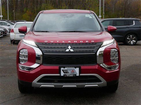 Used 2025 Mitsubishi Outlander SE image 2