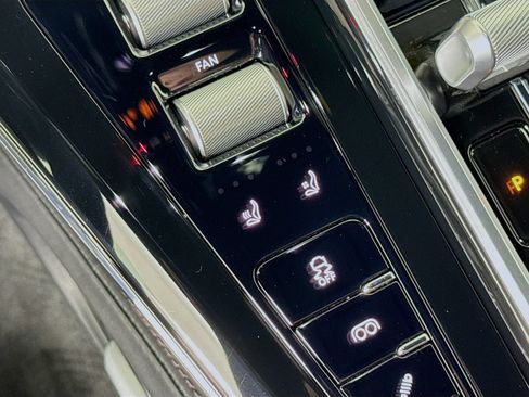 Used 2025 Aston Martin V8 Vantage Coupe RWD image 18