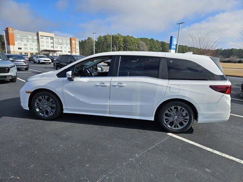 New 2026 Honda Odyssey Touring image 4