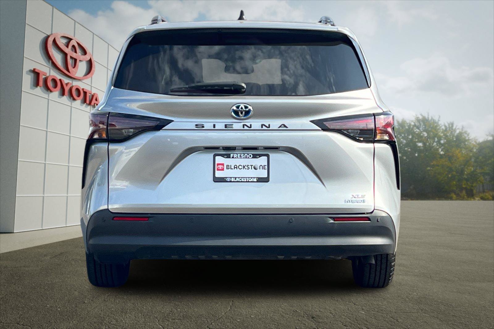Used 2024 Toyota Sienna XLE FWD image 4