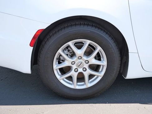 Used 2023 Chrysler Pacifica Touring-L FWD image 5