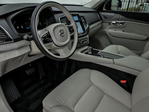 Used 2025 Volvo XC90 T8 Plus w/ Protection Package Premier image 27