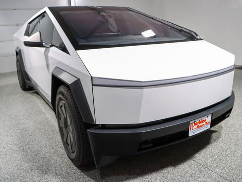 Used 2024 Tesla Cybertruck AWD Crew Cab image 5