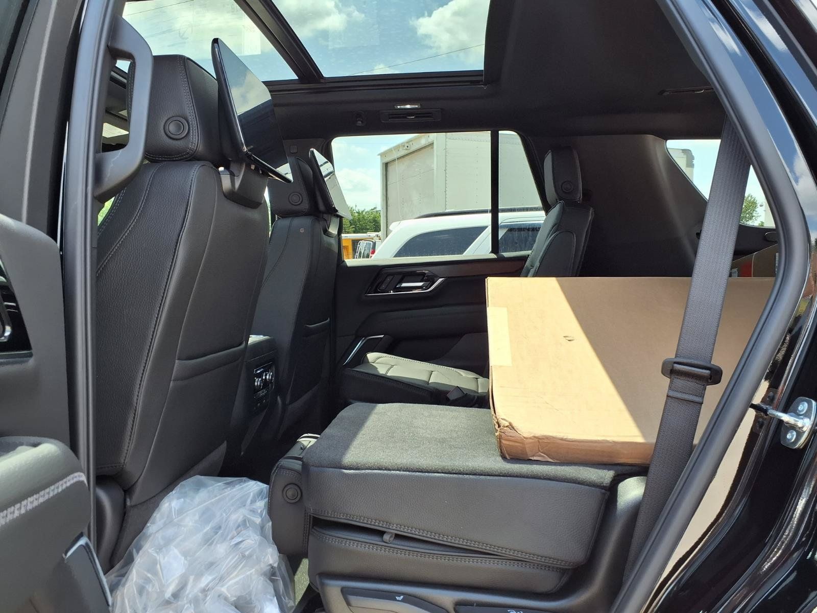 New 2026 GMC Yukon Denali w/ Denali Reserve Package AWD/4WD image 18