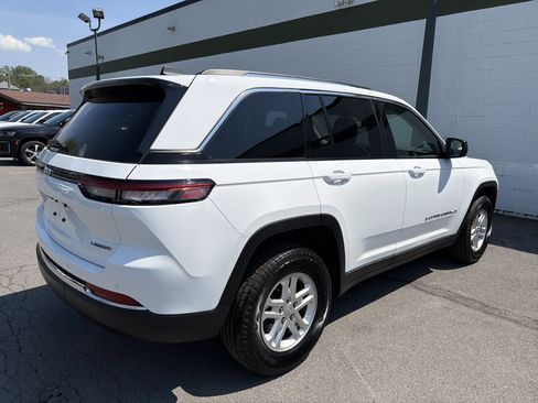 Used 2022 Jeep Grand Cherokee Laredo w/ Luxury Tech Group I AWD/4WD image 7