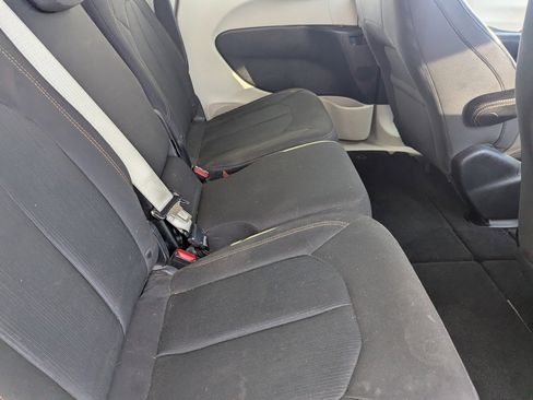 Used 2017 Chrysler Pacifica LX image 15