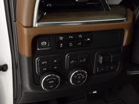 Used 2025 Chevrolet Suburban High Country image 35