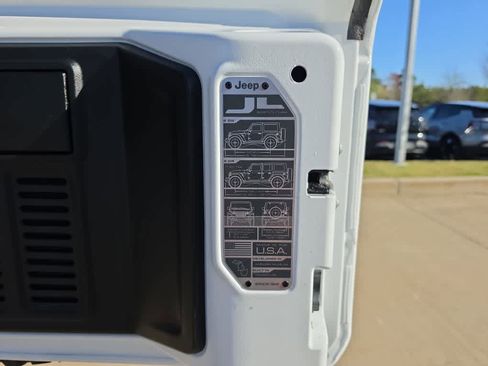 Used 2024 Jeep Wrangler Unlimited AWD/4WD image 8
