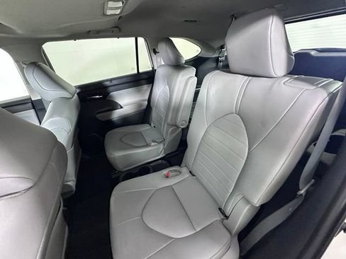 Used 2022 Toyota Highlander XLE AWD/4WD image 18