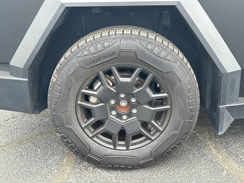 Used 2024 Tesla Cybertruck AWD Crew Cab image 15