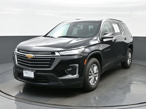 Used 2022 Chevrolet Traverse LT image 1