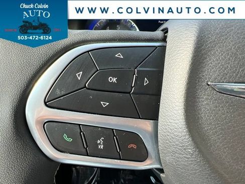 Used 2024 Chrysler Pacifica Touring-L FWD image 19