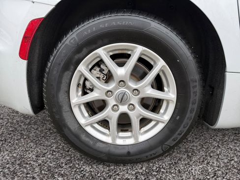 Used 2024 Chrysler Pacifica Touring-L image 14