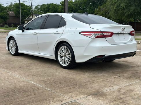 Used 2018 Toyota Camry XLE FWD image 7