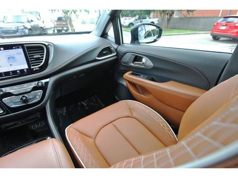 Used 2025 Chrysler Pacifica Pinnacle FWD image 9