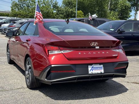 Certified 2025 Hyundai Elantra Limited FWD image 10