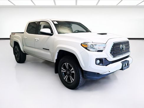 Used 2019 Toyota Tacoma TRD Sport AWD/4WD image 3