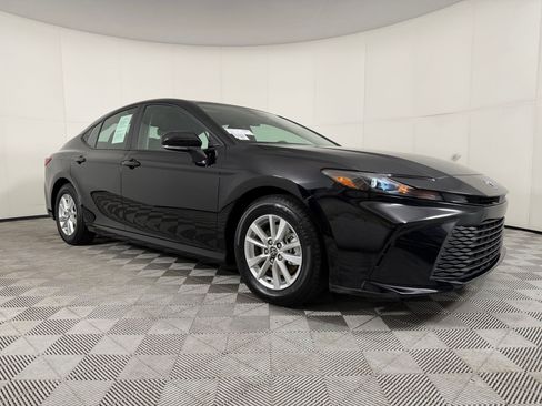 Used 2025 Toyota Camry LE image 6