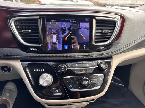 Used 2017 Chrysler Pacifica Limited image 37