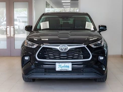 Used 2024 Toyota Highlander LE FWD image 4