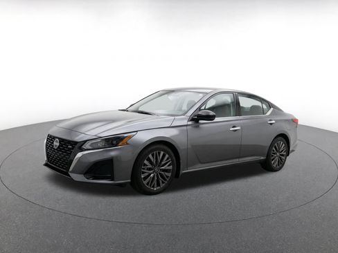 Used 2025 Nissan Altima 2.5 SV FWD image 3