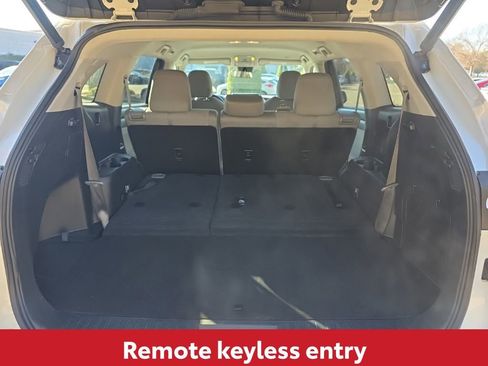 Used 2023 Toyota Highlander LE image 16