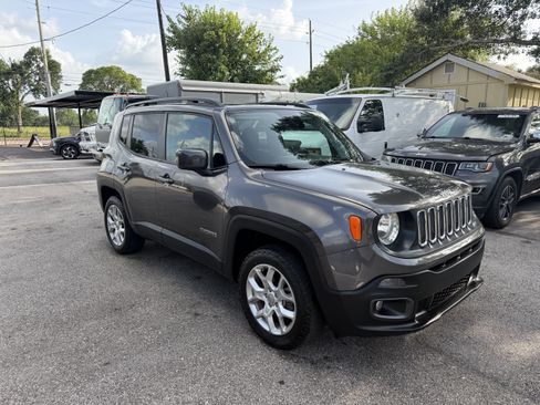 Used 2018 Jeep Renegade Latitude w/ Cold Weather Group AWD/4WD image 27