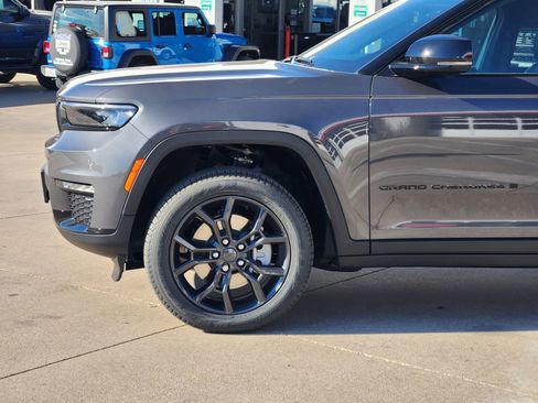 New 2025 Jeep Grand Cherokee L Limited w/ Trailer Tow Package image 10