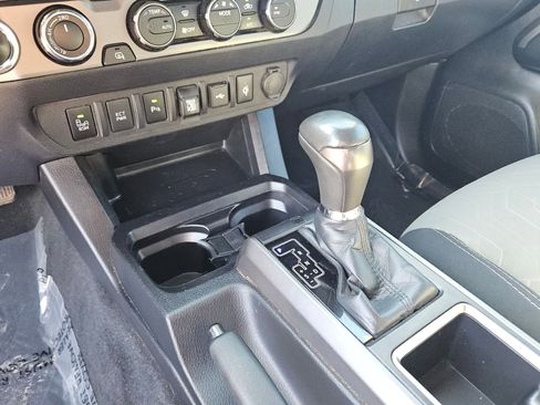 Used 2022 Toyota Tacoma TRD Off-Road image 15