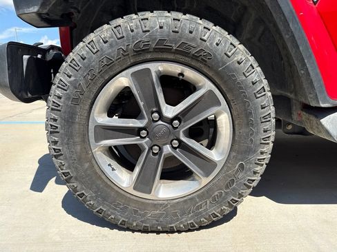 Used 2019 Jeep Wrangler Unlimited Sahara AWD/4WD image 19