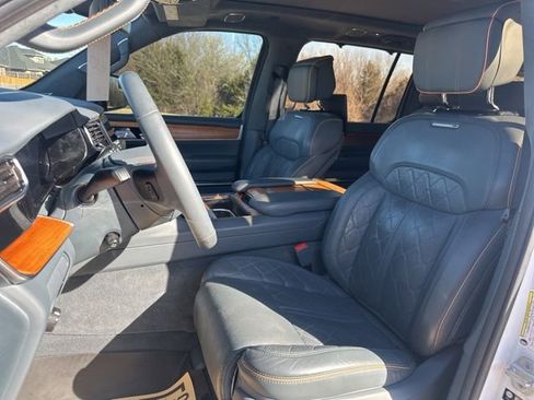 Used 2022 Jeep Grand Wagoneer Series III w/ Rear Seat Video Group 1 AWD/4WD image 10
