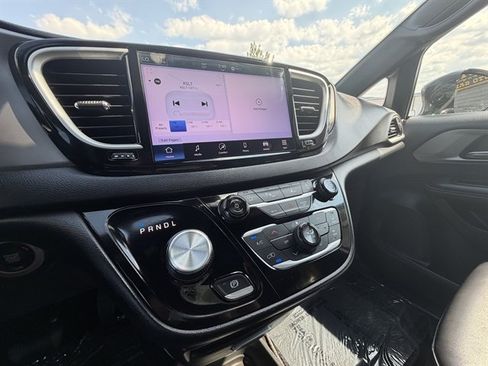 Used 2025 Chrysler Pacifica Select FWD image 30
