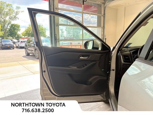 Used 2025 Nissan Rogue SV FWD image 27