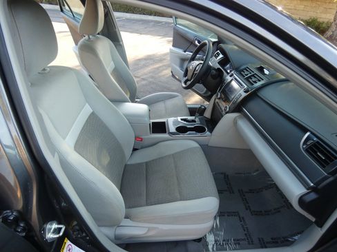 Used 2013 Toyota Camry LE image 25