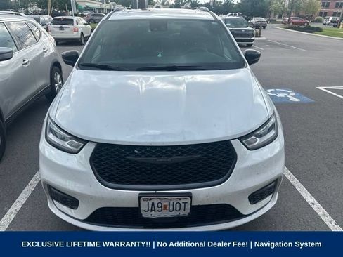 Used 2024 Chrysler Pacifica Limited w/ Uconnect Theater Family Group FWD image 2