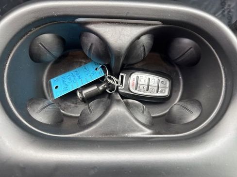 Used 2023 Chrysler Pacifica Touring-L image 28