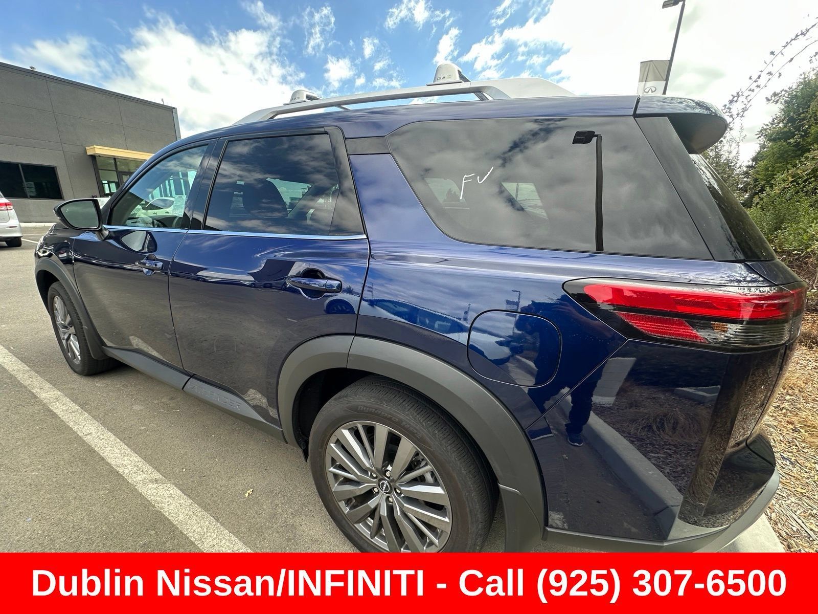 Used 2025 Nissan Pathfinder SL w/ SL Premium Package FWD image 3