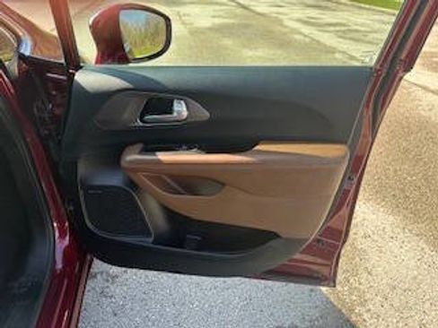 Used 2017 Chrysler Pacifica Limited FWD image 16