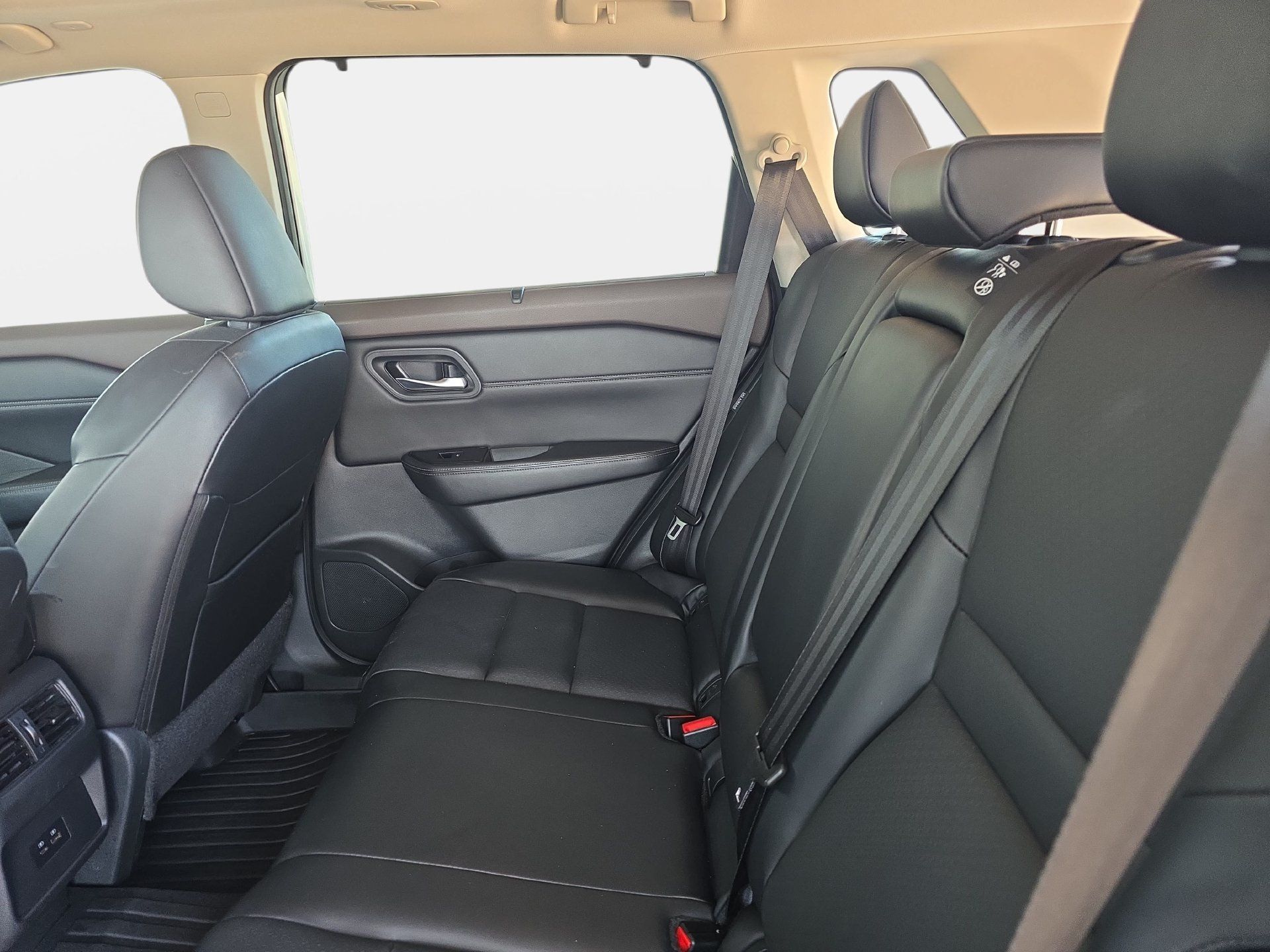 Used 2023 Nissan Rogue SV w/ SV Premium B Package FWD image 14