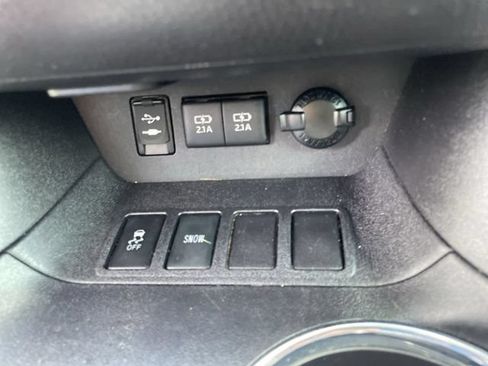 Used 2018 Toyota Highlander LE FWD image 21