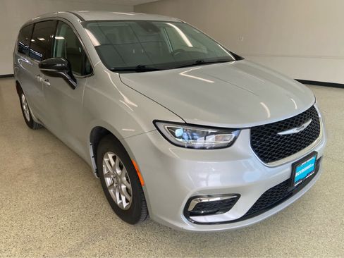 Used 2024 Chrysler Pacifica Touring-L image 3